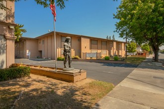 Spring Glen Apartments in Modesto, CA - Foto de edificio - Building Photo