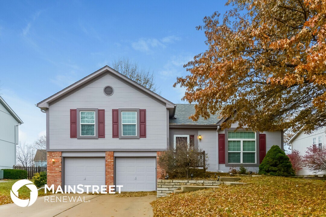 5732 McCormick Dr in Shawnee, KS - Building Photo