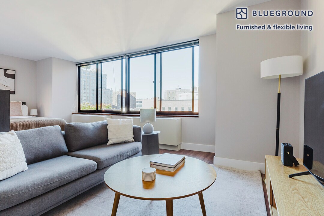 175 E 96th St in New York, NY - Building Photo