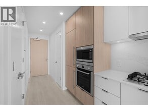 537 Cottonwood Ave in Coquitlam, BC - Building Photo - Building Photo
