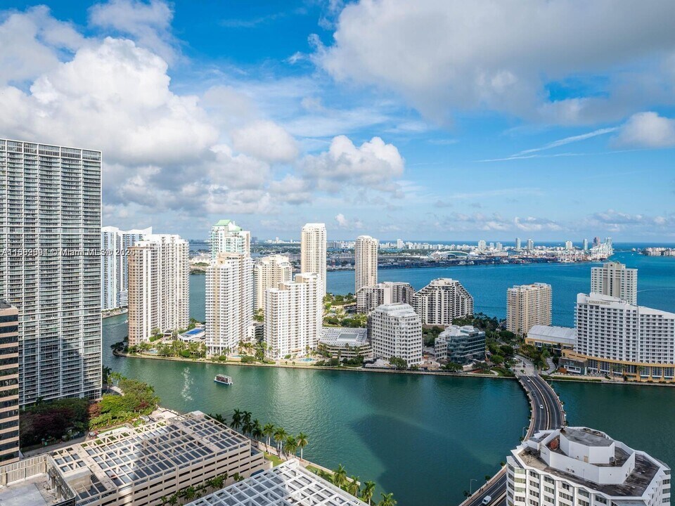 950 Brickell Bay Dr in Miami, FL - Building Photo