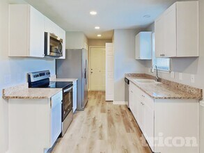 1612 Robert Rd in Columbia, TN - Foto de edificio - Building Photo