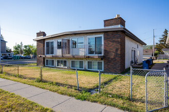 1903 Bowness Rd NW in Calgary, AB - Building Photo - Building Photo