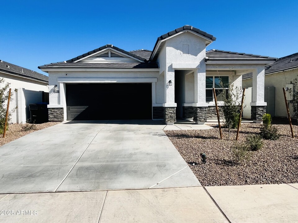 4913 S 104th Gln in Tolleson, AZ - Building Photo