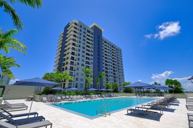 New River Yacht Club in Fort Lauderdale, FL - Foto de edificio - Building Photo