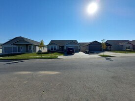 1013 W Maple Dr in Moses Lake, WA - Building Photo