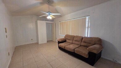 2249 SE Melaleuca Blvd, Unit B in Port St. Lucie, FL - Building Photo - Building Photo