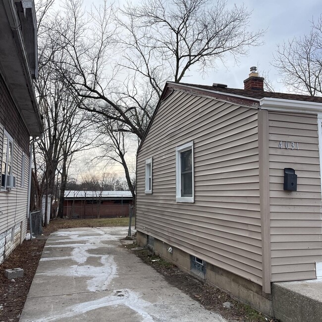 4031 W Fairmount Ave in Milwaukee, WI - Building Photo - Building Photo