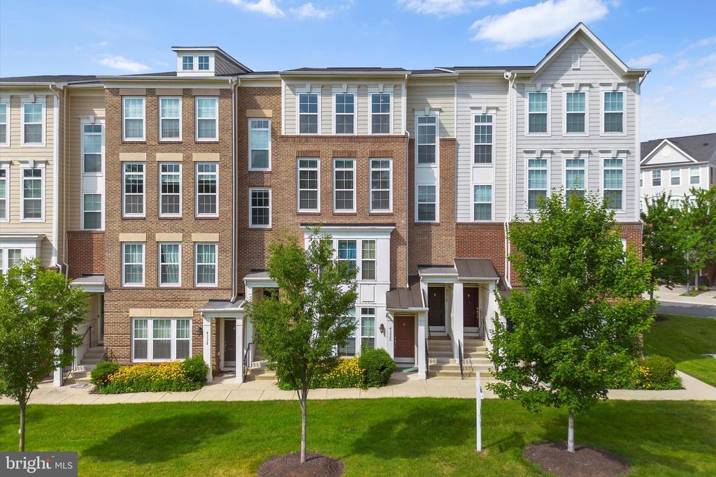 43518 Stonecliff Terrace in Chantilly, VA - Building Photo