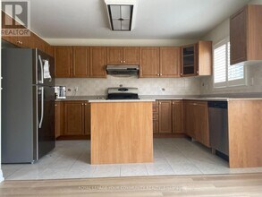 93 Starr Crescent in Aurora, ON - Building Photo - Building Photo