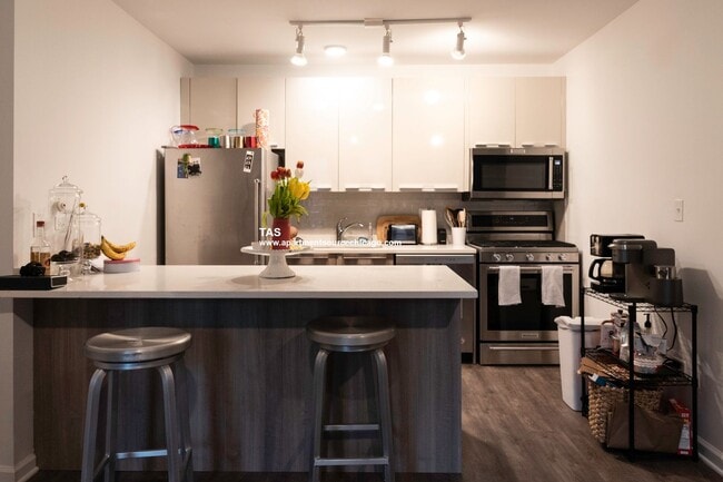 property at 932 W Dakin St