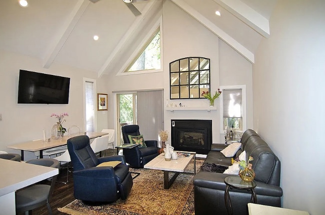 property at 989 Tahoe Blvd