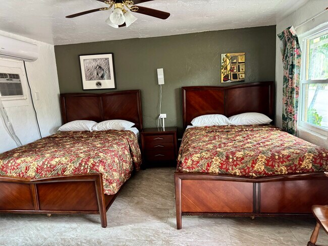 2495 Bayside St, Unit B in Naples, FL - Foto de edificio - Building Photo