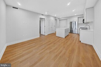 811 N Columbus St, Unit 405 in Alexandria, VA - Foto de edificio - Building Photo