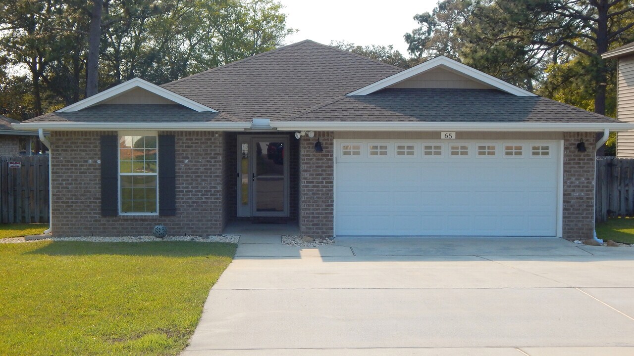 65 10th St in Shalimar, FL - Building Photo