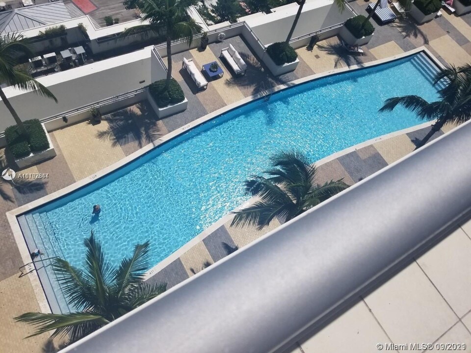 60 SW 13th St, Unit 2207 in Miami, FL - Building Photo