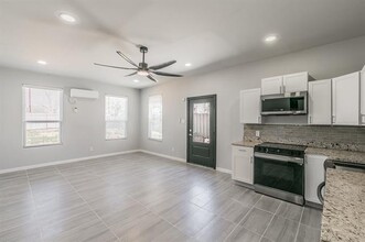 191 Co Rd 4849 in Newark, TX - Foto de edificio - Building Photo
