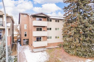1917 24A St SW in Calgary, AB - Building Photo