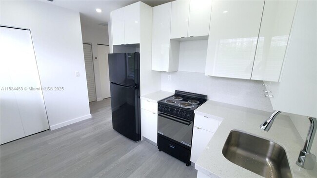 215 Zamora Ave in Coral Gables, FL - Foto de edificio - Building Photo