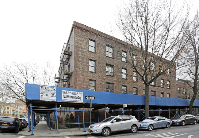 47-12 43rd Ave in Long Island City, NY - Foto de edificio - Building Photo