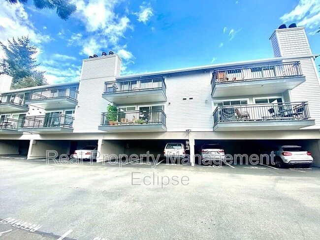 10110 NE 60th St in Kirkland, WA - Foto de edificio - Building Photo