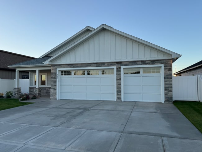 property at 405 Glade Lp