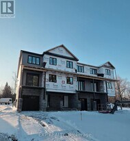 321 Voyageur Pl in Russell, ON - Building Photo