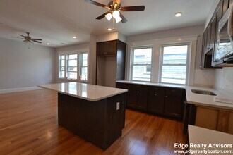 154 Bigelow St, Unit 2 in Boston, MA - Foto de edificio - Building Photo