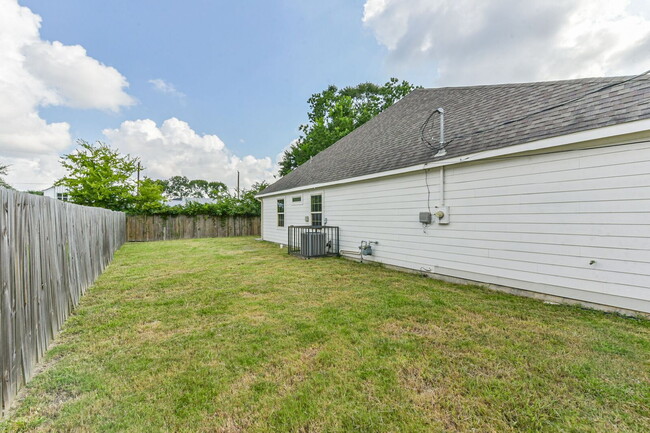 4901 Higgins St in Houston, TX - Building Photo - Building Photo