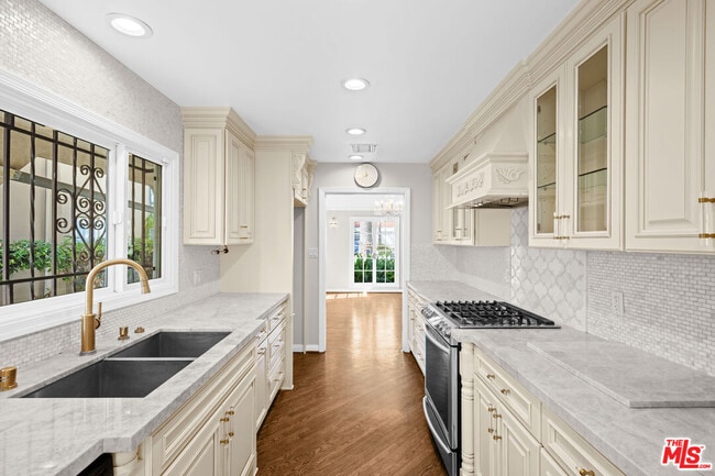 property at 224 S Palm Dr