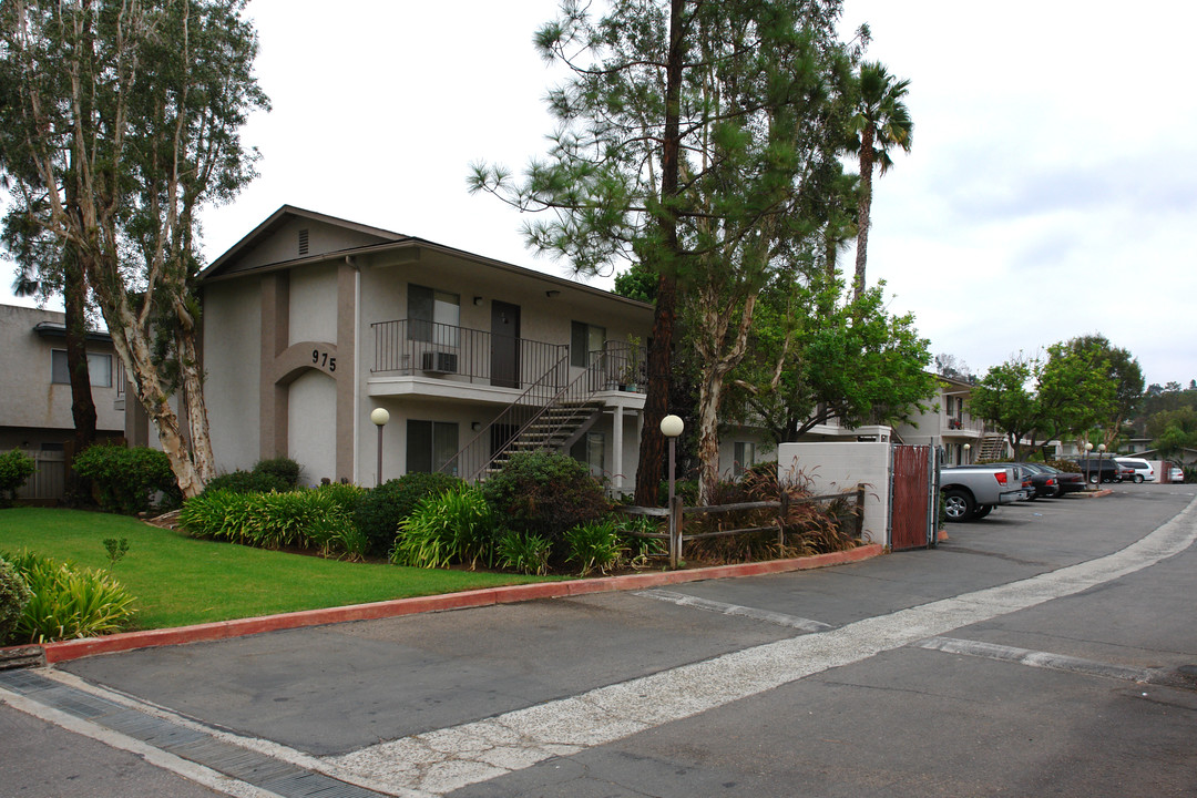 975 S Mollison Ave in El Cajon, CA - Building Photo