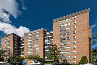 Justice Court in Elmhurst, NY - Foto de edificio - Building Photo