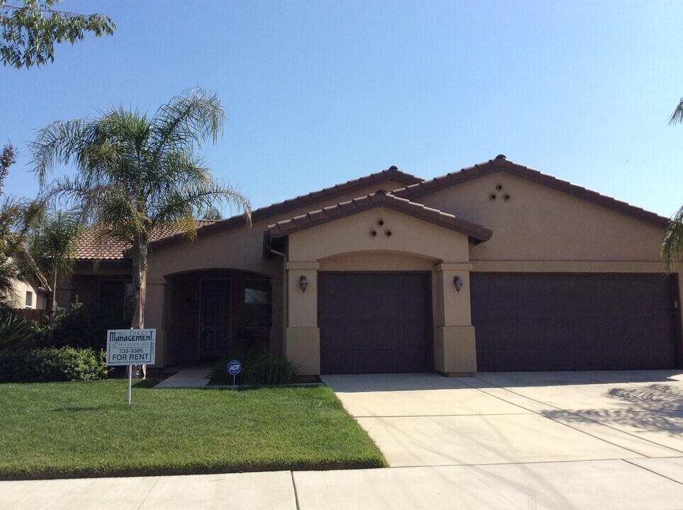 6301 W Whitley Ave in Visalia, CA - Building Photo