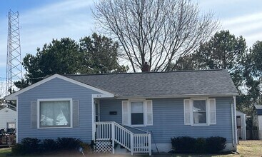 610 Woodfin Rd in Newport News, VA - Foto de edificio - Building Photo