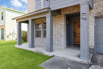 668 NW Crossing Dr in New Braunfels, TX - Foto de edificio - Building Photo