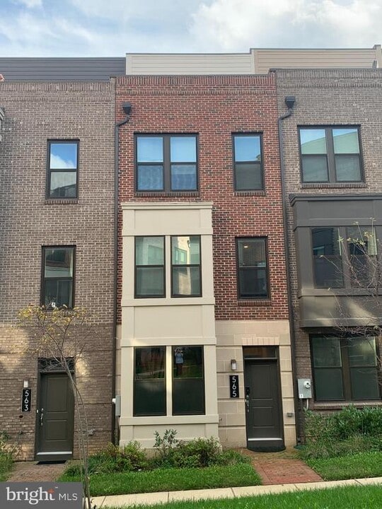565 Shorthorn Way in Rockville, MD - Building Photo