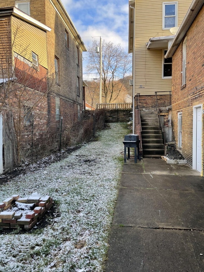 456 Woodlane Ave in Midland, PA - Building Photo - Building Photo