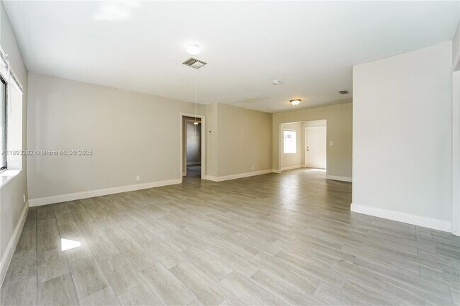 6700 Douglas St in Hollywood, FL - Building Photo - Building Photo