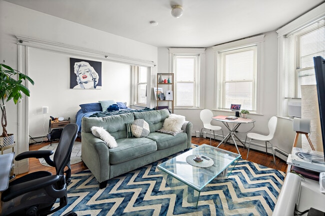 1677 Commonwealth Ave, Unit 18 in Boston, MA - Building Photo - Building Photo