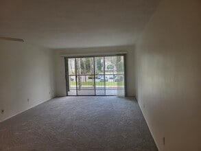 562 Ebbtide Cir, Unit 562 in Port Hueneme, CA - Foto de edificio - Building Photo