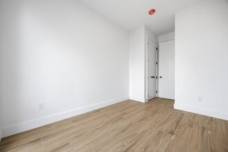 379 Hawthorne St, Unit 3B in Brooklyn, NY - Building Photo - Building Photo