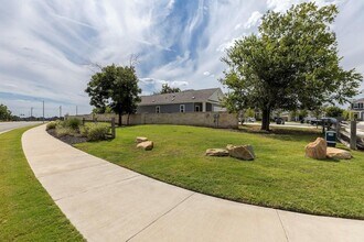 1003 Sika Cv in Hutto, TX - Foto de edificio - Building Photo