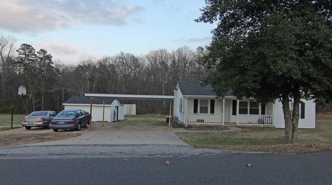 1304 Love Rd in Clover, SC - Foto de edificio - Building Photo