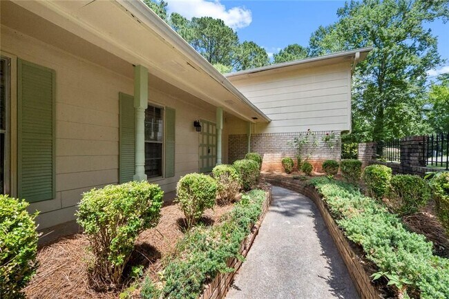 4000 Pinehurst Pl in Decatur, GA - Foto de edificio - Building Photo