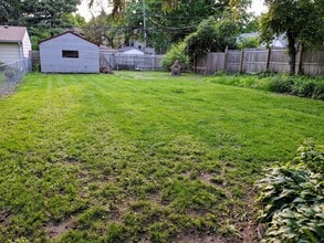 2526 NE Taylor St, Unit Upper in Minneapolis, MN - Foto de edificio - Building Photo