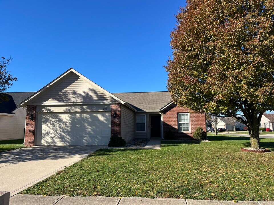 1195 Count Turf Ct in New Whiteland, IN - Foto de edificio