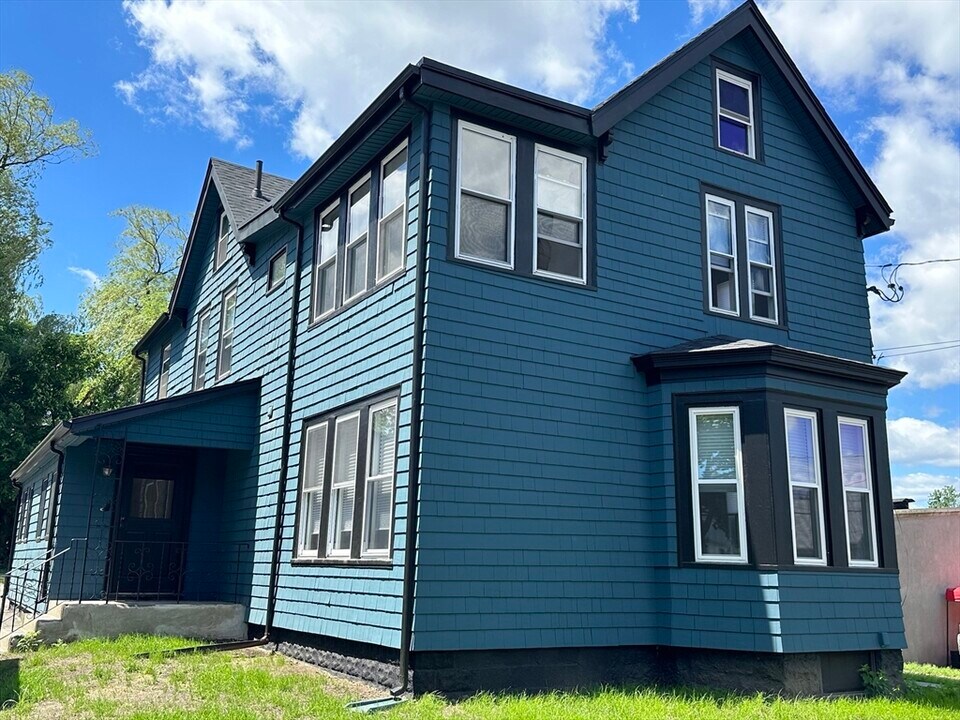 36 Cross St in Winchester, MA - Building Photo