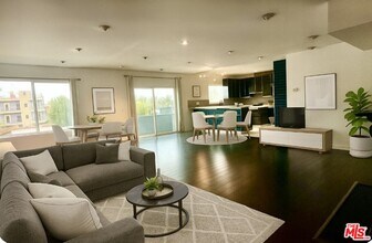 825 Le Doux Rd in Los Angeles, CA - Building Photo - Building Photo