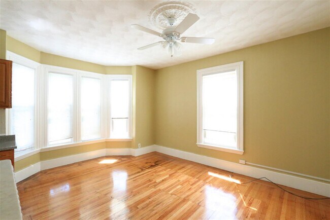 58 Vinal Ave, Unit 2F in Somerville, MA - Foto de edificio - Building Photo