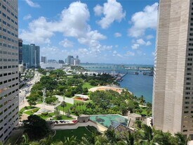 325 Biscayne Blvd in Miami, FL - Building Photo